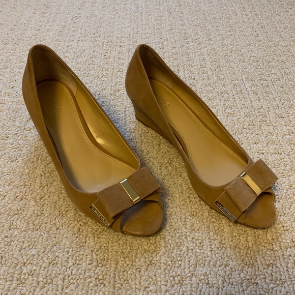 Michael Kors Tan Suede Bow Wedges size 7 - Picture 6 of 6